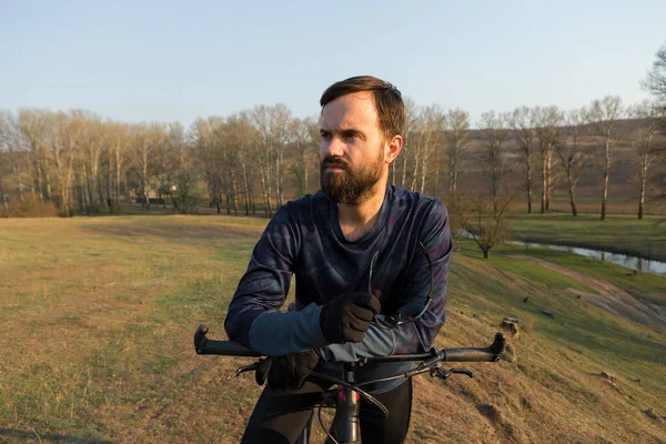 Radler Kurzen Hosen Und Trikot Auf Einem Modernen Carbon Hardtail — Stockfoto