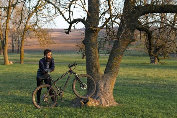 Ποδηλάτης Σορτς Και Φανέλα Ένα Σύγχρονο Carbon Hardtail Ποδήλατο Ένα — Φωτογραφία Αρχείου