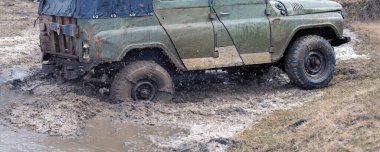 Rus cipi, off-road aracı kaymaları, nehirde mahsur kalmaları.