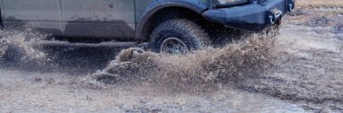 Rus cipi, off-road aracı kaymaları, nehirde mahsur kalmaları.