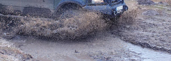 Ρωσικό Suv Road Ολισθαίνει Όχημα Κολλημένος Στο Ποτάμι — Φωτογραφία Αρχείου