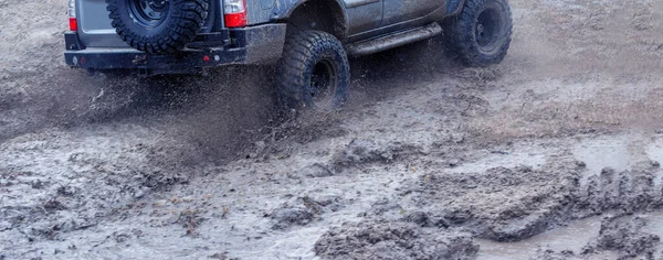 Rosyjski Suv Ześlizgnięcia Pojazdów Terenowych Utknął Rzece — Zdjęcie stockowe