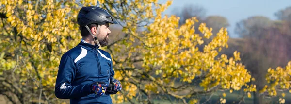 Ciclista Pantaloni Giacca Pile Una Moderna Bici Hardtail Carbonio Con — Foto Stock