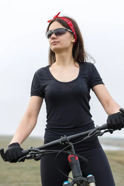 Ragazza Mountain Bike Fuoristrada Bellissimo Ritratto Ciclista Caso Pioggia Fitness — Foto Stock