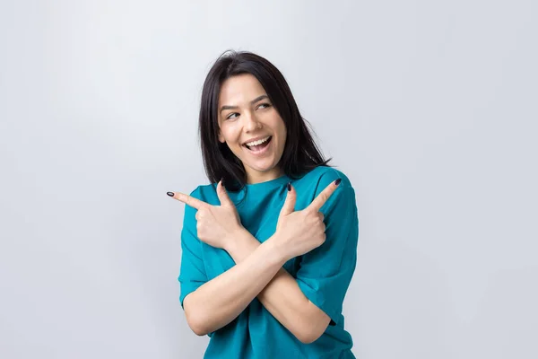 Glückliche Junge Kaukasische Frau Blauem Shirt Zeigt Finger Weg — Stockfoto
