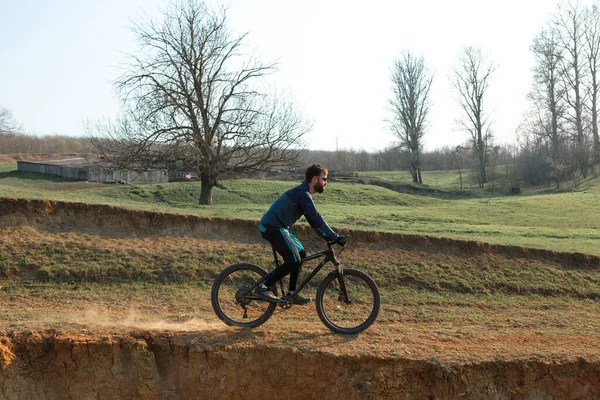 Ποδηλάτης Σορτς Και Φανέλα Ένα Σύγχρονο Carbon Hardtail Ποδήλατο Ένα — Φωτογραφία Αρχείου