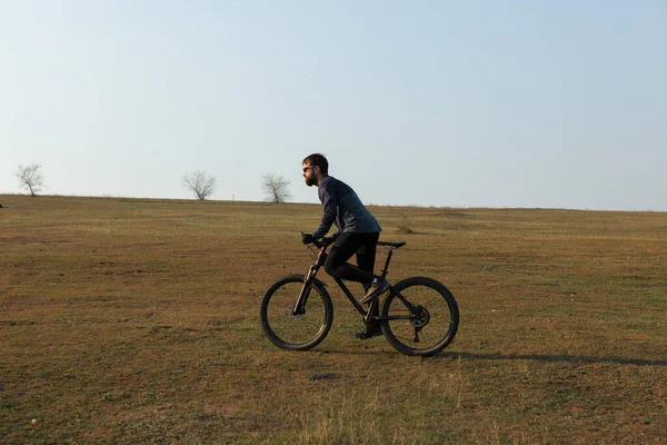 Cyklist Shorts Och Jersey Modern Kol Hardtail Cykel Med Luftfjädring — Stockfoto