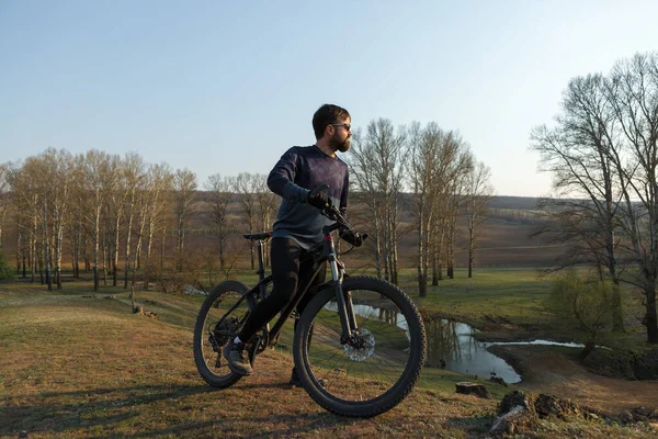 Ποδηλάτης Σορτς Και Φανέλα Ένα Σύγχρονο Carbon Hardtail Ποδήλατο Ένα — Φωτογραφία Αρχείου