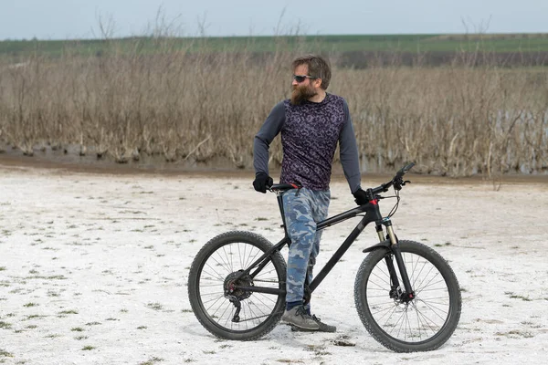 Sportovní Brutální Vousáč Moderním Horském Kole Cyklista Solném Opuštěném Místě — Stock fotografie