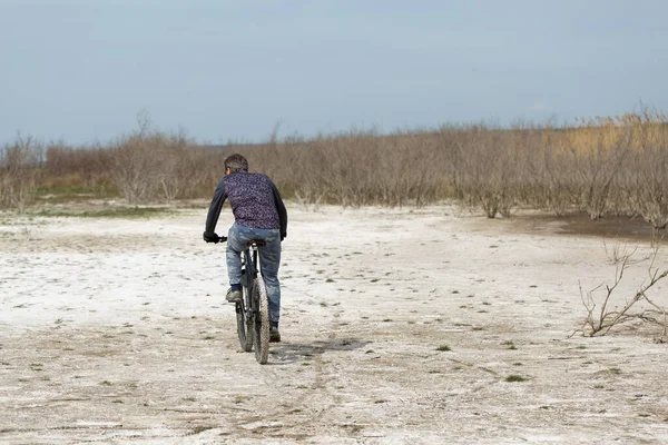 Sports Brutal Bearded Guy Modern Mountain Bike Cyclist Salt Deserted — Stock Photo, Image