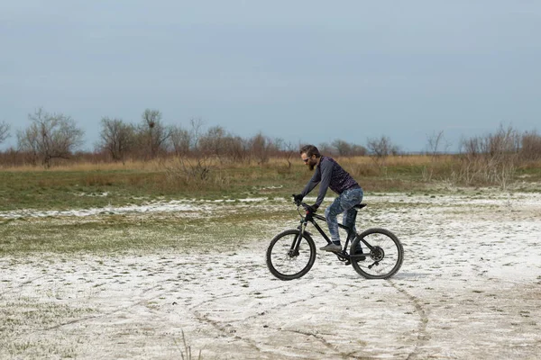 Sport Brutaler Bärtiger Typ Auf Einem Modernen Mountainbike Ein Radfahrer — Stockfoto