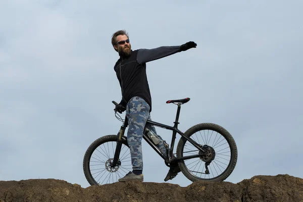 Sport Brutaler Bärtiger Typ Auf Einem Modernen Mountainbike Schöne Aussicht — Stockfoto