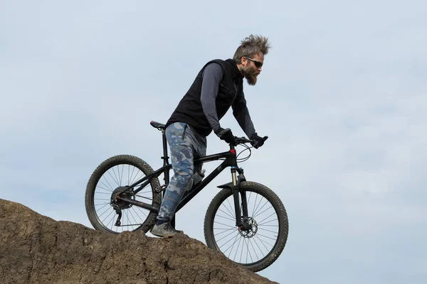 Deportivo Tipo Barbudo Brutal Una Bicicleta Montaña Moderna Hermosa Vista —  Fotos de Stock