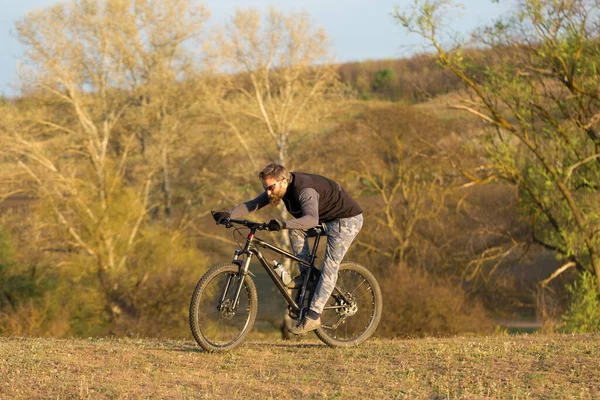 Sport Brutale Barbuto Ragazzo Una Moderna Mountain Bike Ciclista Sulle — Foto Stock