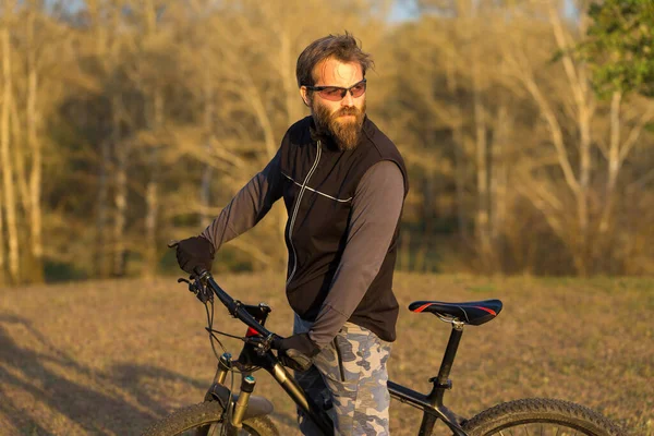 Sport Brutaler Bärtiger Typ Auf Einem Modernen Mountainbike Radfahrer Auf — Stockfoto
