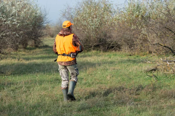 Man Med Pistol Händerna Och Orange Väst Fasanjakt Ett Skogsområde — Stockfoto