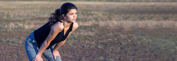 Une Jeune Fille Sportive Mince Vêtements Sport Avec Des Empreintes — Photo