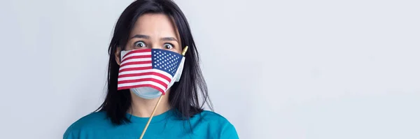 医療用マスクと手袋の少女は手にアメリカ国旗を持っている コロナウイルスの概念 健康に気をつけて — ストック写真