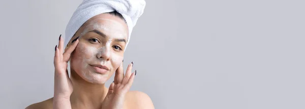 头戴白色毛巾的女人的美丽肖像涂在脸上 瘦身清洁生态有机化妆品温泉放松概念 — 图库照片