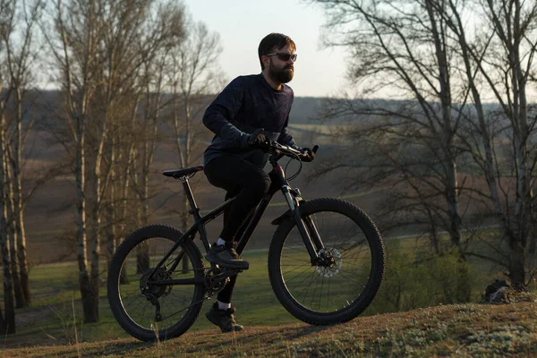 Cyklista Kraťasech Dresech Moderním Karbonovém Kole Vidlicí Vzduchového Odpružení Stojící — Stock fotografie