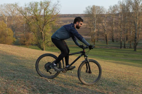 Cyklist Shorts Och Jersey Modern Kol Hardtail Cykel Med Luftfjädring — Stockfoto