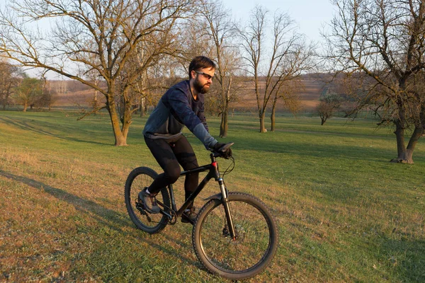 Cyklista Kraťasech Dresech Moderním Karbonovém Kole Vidlicí Vzduchového Odpružení Stojící — Stock fotografie