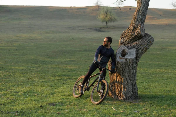 Ποδηλάτης Σορτς Και Φανέλα Ένα Σύγχρονο Carbon Hardtail Ποδήλατο Ένα — Φωτογραφία Αρχείου