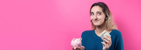 Mädchen Legt 100 Dollar Scheine Ins Sparschwein Junges Mädchen Über — Stockfoto