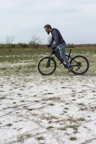 Sport Brutaler Bärtiger Typ Auf Einem Modernen Mountainbike Ein Radfahrer — Stockfoto