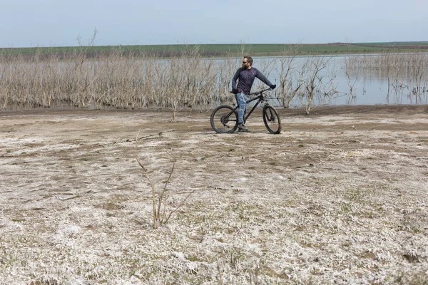 Sport Brutaler Bärtiger Typ Auf Einem Modernen Mountainbike Ein Radfahrer — Stockfoto