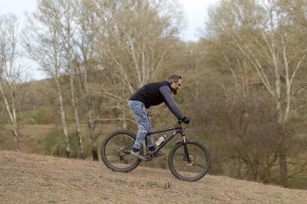 Sport Brutal Skäggig Kille Modern Mountainbike Cyklist Gröna Kullarna Våren — Stockfoto