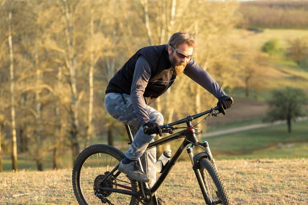Sport Brutal Skäggig Kille Modern Mountainbike Cyklist Gröna Kullarna Våren — Stockfoto