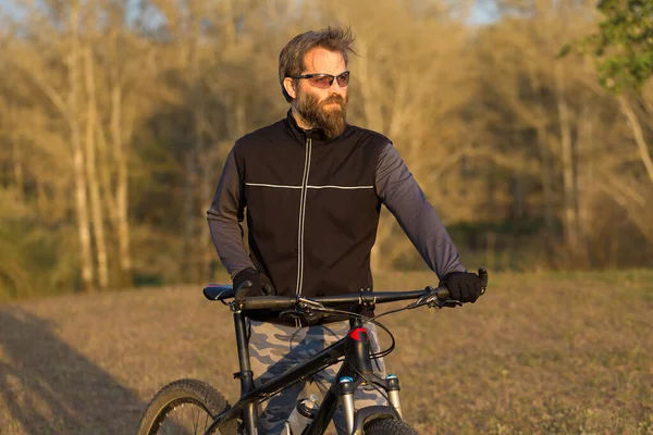 Sportovní Brutální Vousáč Moderním Horském Kole Cyklista Zelených Kopcích Jaře — Stock fotografie