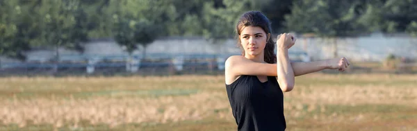 Ένα Νεαρό Λεπτό Αθλητικό Κορίτσι Αθλητικά Ρούχα Πατημασιές Φιδιού Εκτελεί — Φωτογραφία Αρχείου