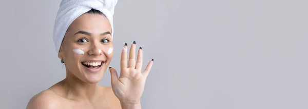 Skönhetsporträtt Kvinna Vit Handduk Huvudet Applicerar Kräm Ansiktet Hudvård Eko — Stockfoto
