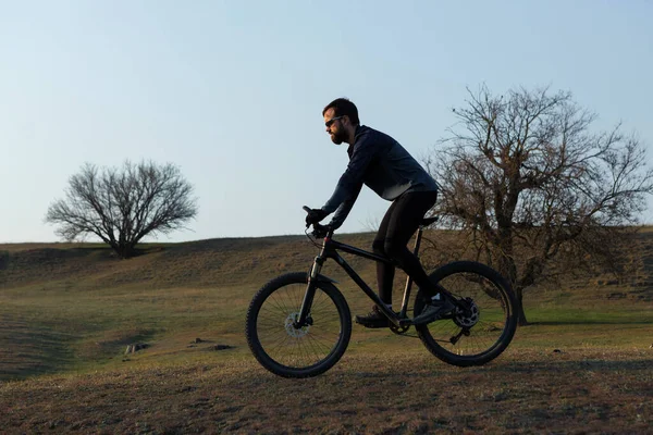 Ποδηλάτης Σορτς Και Φανέλα Ένα Σύγχρονο Carbon Hardtail Ποδήλατο Ένα — Φωτογραφία Αρχείου