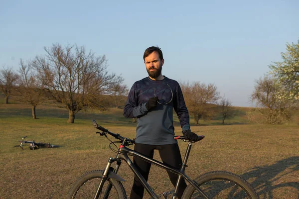 Ciclista Pantalones Cortos Jersey Una Moderna Bicicleta Rígida Carbono Con —  Fotos de Stock