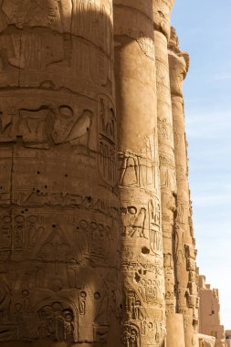 Karnak Tapınağı, tapınağın kalıntıları, duvarda kabartmalı hiyeroglifler.