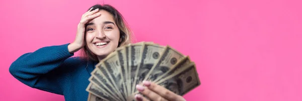 Ragazza Mette Nel Salvadanaio Banconote Cento Dollari Giovane Ragazza Sfondo — Foto Stock