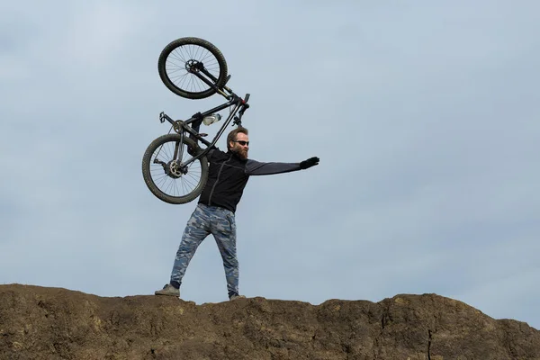 Sport Brutal Skäggig Kille Modern Mountainbike Vacker Utsikt Från Berget — Stockfoto