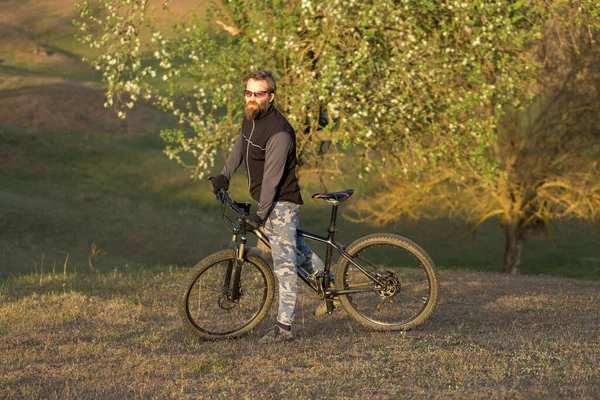 Спортивний Жорстокий Бородатий Хлопець Сучасному Гірському Велосипеді Велосипедист Зелених Пагорбах — стокове фото