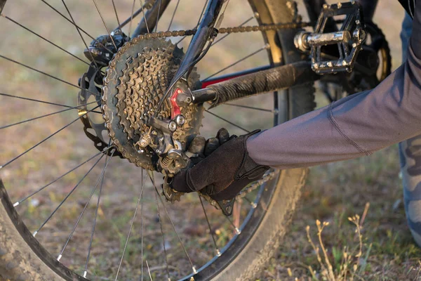 Esportes Cara Barbudo Brutal Uma Bicicleta Montanha Moderna Ciclista Nas — Fotografia de Stock