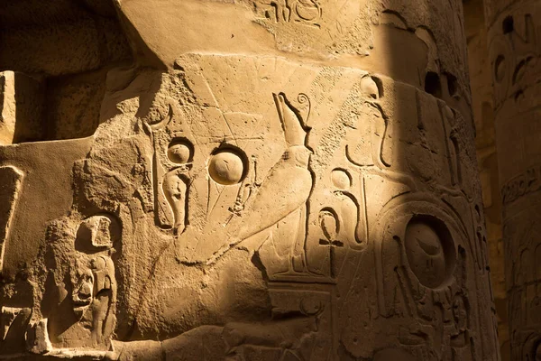 カルナック寺院 寺院の遺跡 壁に象形文字を埋め込みます — ストック写真