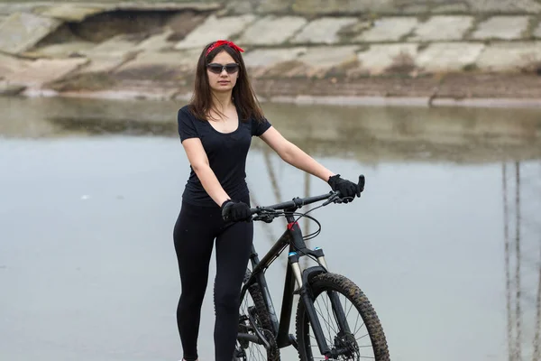 Κορίτσι Ένα Ποδήλατο Βουνού Offroad Όμορφο Πορτρέτο Ενός Ποδηλάτη Βροχερές — Φωτογραφία Αρχείου