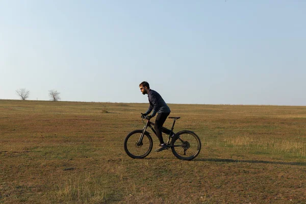 Ποδηλάτης Σορτς Και Φανέλα Ένα Σύγχρονο Carbon Hardtail Ποδήλατο Ένα — Φωτογραφία Αρχείου