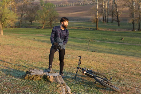 Radler Kurzen Hosen Und Trikot Auf Einem Modernen Carbon Hardtail — Stockfoto