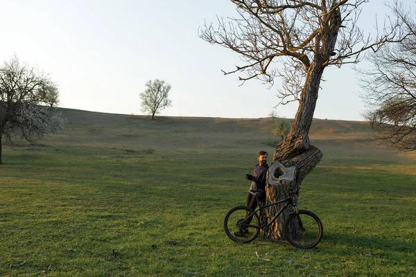 Radler Kurzen Hosen Und Trikot Auf Einem Modernen Carbon Hardtail — Stockfoto