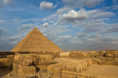 Kahire 'deki kum çölünde meşhur Giza Piramitleri