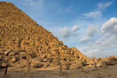 Kahire 'deki kum çölünde meşhur Giza Piramitleri