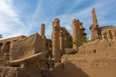 Karnak Tapınağı, tapınağın kalıntıları, duvarda kabartmalı hiyeroglifler.